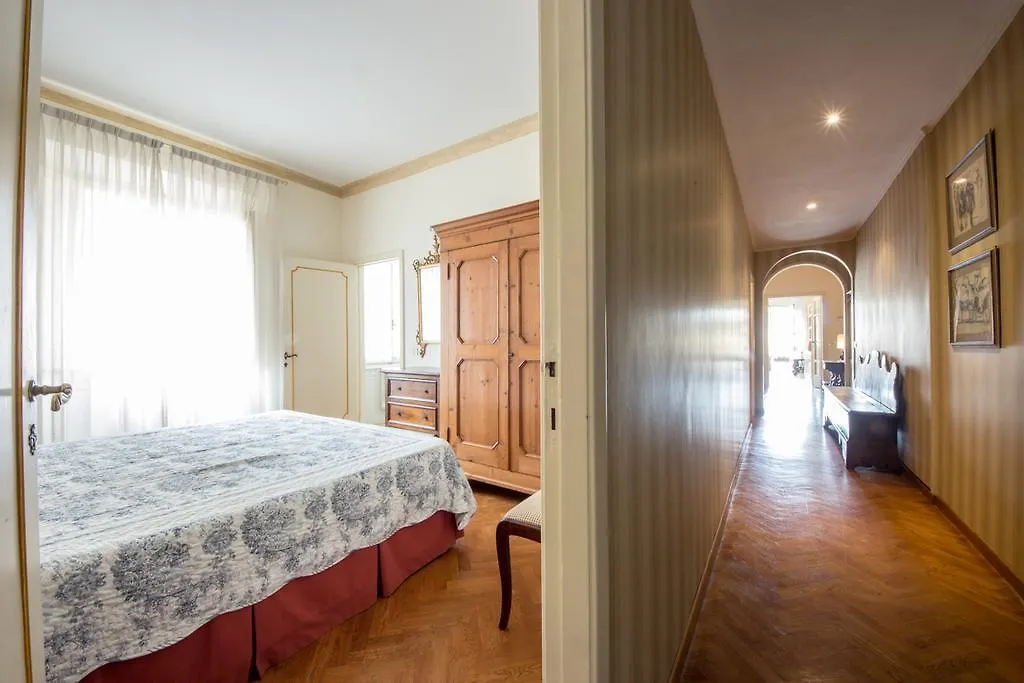 Ponte Vecchio Sunshine Apartment Florence 0*,